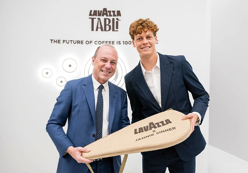 Jannik Sinner testimonial Lavazza Tablì caffè alla presentazione Milano Design Week